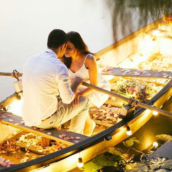 Décoration pour une soirée romantique - couleurs douces, lumières tamisées, bougies et fleurs fraîches.